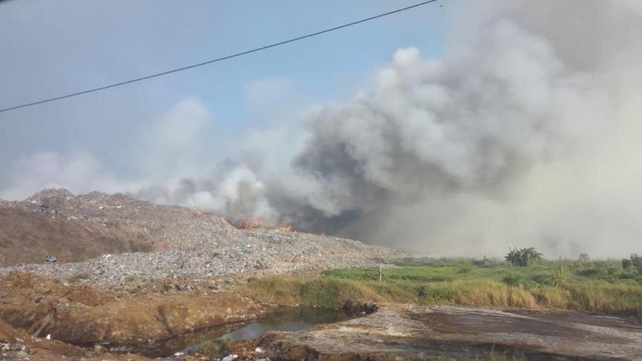 Kebakaran Tempat Pembuangan Akhir (TPA) Jatiwaringin, Kabupaten Tangerang, Provinsi Banten, Selasa (30/6). (Dok. Tim Gabungan Pemerintah Kabupaten Tangerang)
