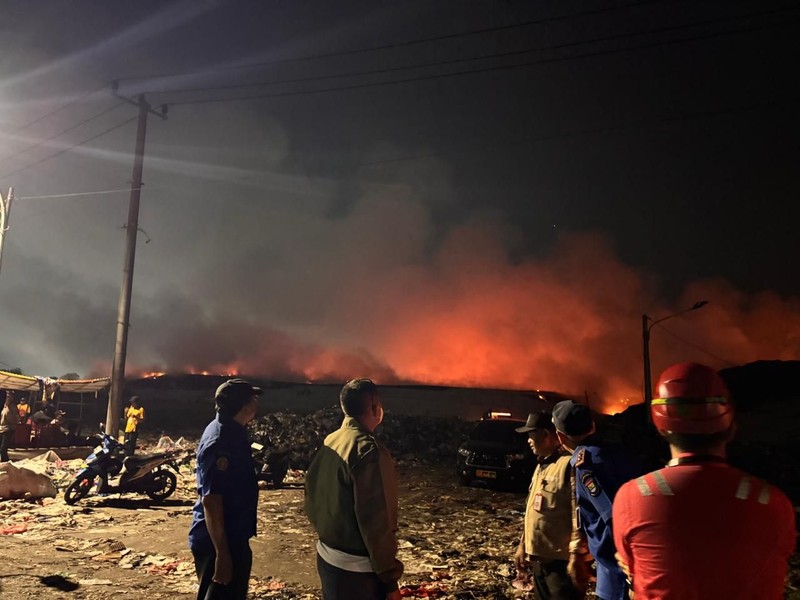 Kebakaran Tempat Pembuangan Akhir (TPA) Jatiwaringin, Kabupaten Tangerang, Provinsi Banten, Selasa (30/6). (Dok. Tim Gabungan Pemerintah Kabupaten Tangerang)