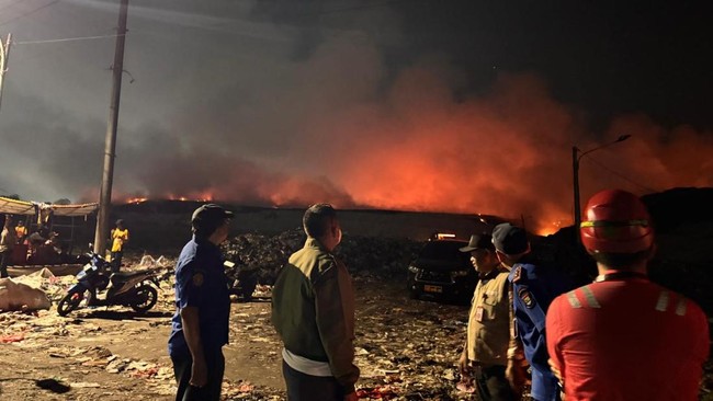 TPA Jatiwaringin Kebakaran, Petugas Berjibaku Padamkan-Evakuasi Warga