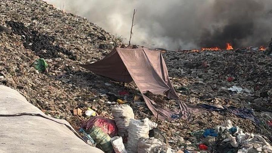 Kebakaran Tempat Pembuangan Akhir (TPA) Jatiwaringin, Kabupaten Tangerang, Provinsi Banten, Selasa (30/6). (Dok. Tim Gabungan Pemerintah Kabupaten Tangerang)
