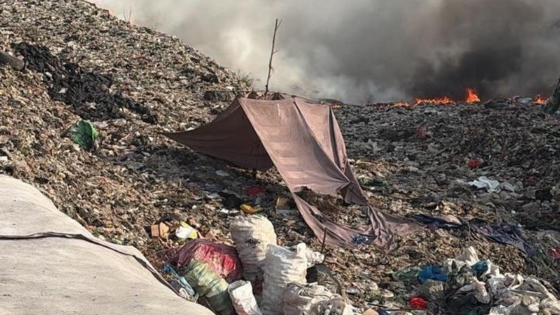 Kebakaran Tempat Pembuangan Akhir (TPA) Jatiwaringin, Kabupaten Tangerang, Provinsi Banten, Selasa (30/6). (Dok. Tim Gabungan Pemerintah Kabupaten Tangerang)