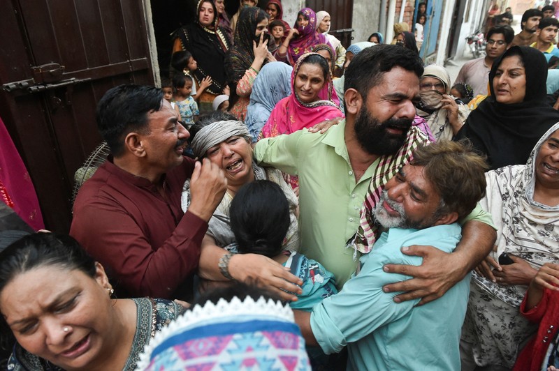 Kerabat dari anak-anak yang dilaporkan meninggal setelah atap pusat bimbingan belajar runtuh, berduka di Lahore, Pakistan, 30 Juni 2026. (REUTERS/Murtaza Ali)