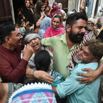 Kerabat dari anak-anak yang dilaporkan meninggal setelah atap pusat bimbingan belajar runtuh, berduka di Lahore, Pakistan, 30 Juni 2026. (REUTERS/Murtaza Ali)