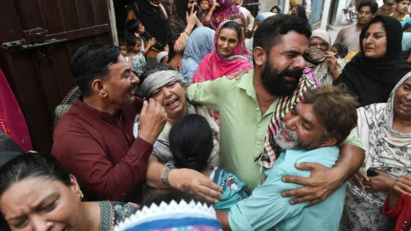 Kerabat dari anak-anak yang dilaporkan meninggal setelah atap pusat bimbingan belajar runtuh, berduka di Lahore, Pakistan, 30 Juni 2026. (REUTERS/Murtaza Ali)
