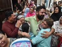 Kerabat dari anak-anak yang dilaporkan meninggal setelah atap pusat bimbingan belajar runtuh, berduka di Lahore, Pakistan, 30 Juni 2026. (REUTERS/Murtaza Ali)