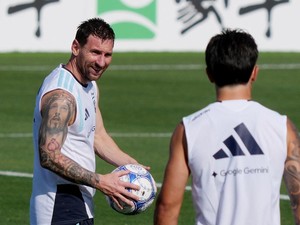 Ketika Messi Gelantungan Bareng Spider-Man