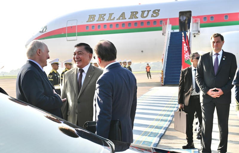 Menteri Pertahanan Republik Indonesia Sjafrie Sjamsoeddin menyambut kehadiran Presiden Republik Belarus H.E. Alexander Lukashenko di Base Ops Lanud Halim Perdanakusuma, Jakarta Timur, Rabu (1/7/2026). (Instagram/sjafrie.sjamsoeddin)