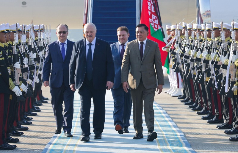 Menteri Pertahanan Republik Indonesia Sjafrie Sjamsoeddin menyambut kehadiran Presiden Republik Belarus H.E. Alexander Lukashenko di Base Ops Lanud Halim Perdanakusuma, Jakarta Timur, Rabu (1/7/2026). (Instagram/sjafrie.sjamsoeddin)