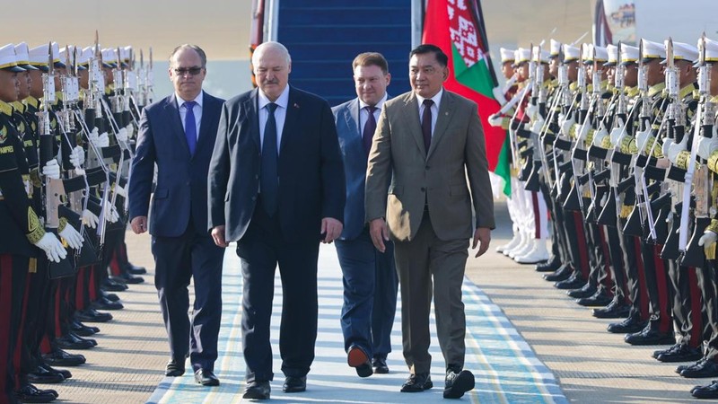 Menteri Pertahanan Republik Indonesia Sjafrie Sjamsoeddin menyambut kehadiran Presiden Republik Belarus H.E. Alexander Lukashenko di Base Ops Lanud Halim Perdanakusuma, Jakarta Timur, Rabu (1/7/2026). (Instagram/sjafrie.sjamsoeddin)