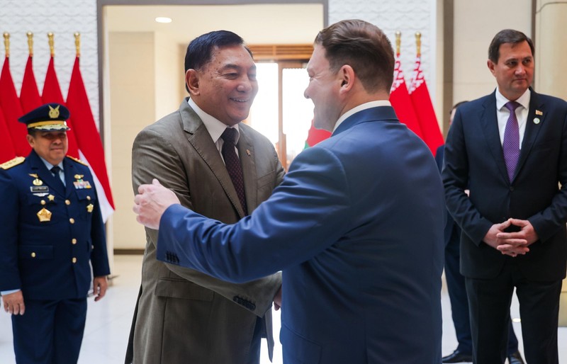 Menteri Pertahanan Republik Indonesia Sjafrie Sjamsoeddin menyambut kehadiran Presiden Republik Belarus H.E. Alexander Lukashenko di Base Ops Lanud Halim Perdanakusuma, Jakarta Timur, Rabu (1/7/2026). (Instagram/sjafrie.sjamsoeddin)