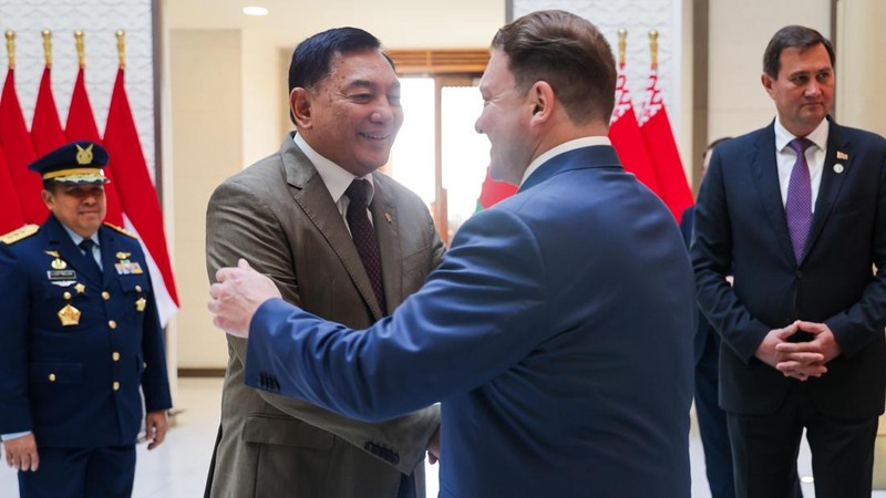 Menteri Pertahanan Republik Indonesia Sjafrie Sjamsoeddin menyambut kehadiran Presiden Republik Belarus H.E. Alexander Lukashenko di Base Ops Lanud Halim Perdanakusuma, Jakarta Timur, Rabu (1/7/2026).