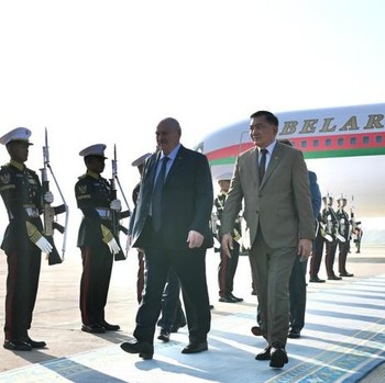 Menteri Pertahanan Republik Indonesia Sjafrie Sjamsoeddin menyambut kehadiran Presiden Republik Belarus H.E. Alexander Lukashenko di Base Ops Lanud Halim Perdanakusuma, Jakarta Timur, Rabu (1/7/2026). (Instagram/sjafrie.sjamsoeddin)