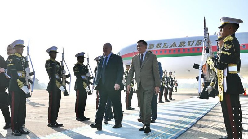Menteri Pertahanan Republik Indonesia Sjafrie Sjamsoeddin menyambut kehadiran Presiden Republik Belarus H.E. Alexander Lukashenko di Base Ops Lanud Halim Perdanakusuma, Jakarta Timur, Rabu (1/7/2026).