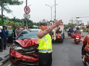 Jazz Lawan Arah Tabrak Pikap dan Motor di Ciputat, Pemotor Terjepit