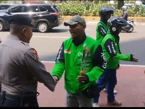 Komunitas Ojol Beri Bunga ke Polisi di Jakpus Saat Hari Bhayangkara Ke-80