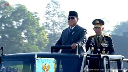Naik Maung, Prabowo Didampingi Kapolri Cek Pasukan Hari Bhayangkara ke-80