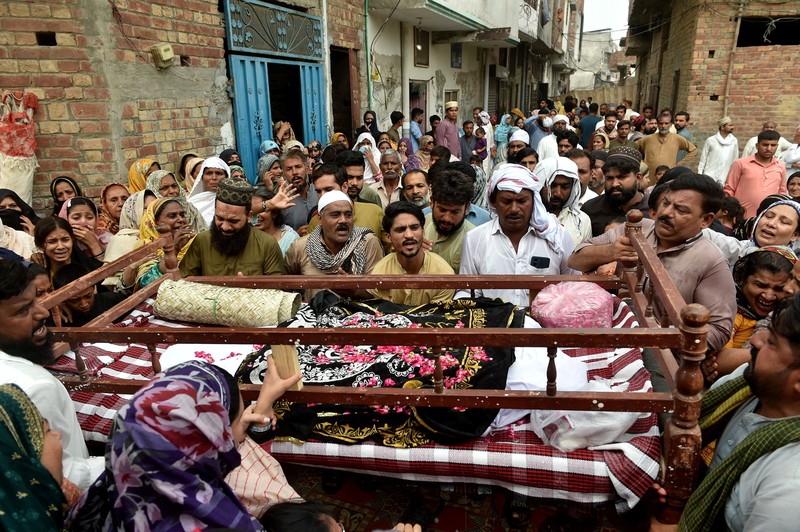 Kerabat dari anak-anak yang dilaporkan meninggal setelah atap pusat bimbingan belajar runtuh, berduka di Lahore, Pakistan, 30 Juni 2026. (REUTERS/Murtaza Ali)