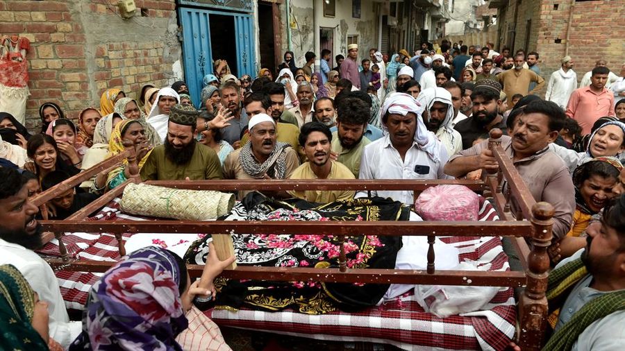 Orang-orang bereaksi saat mereka membawa jenazah seorang anak yang meninggal setelah atap pusat bimbingan belajar runtuh pada hari Selasa, selama upacara pemakaman di Lahore, Pakistan, 1 Juli 2026.