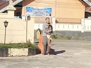 Paman Diduga ODGJ Sandera Ponakan Pakai Pisau di Depan Polsek-Koramil Konawe