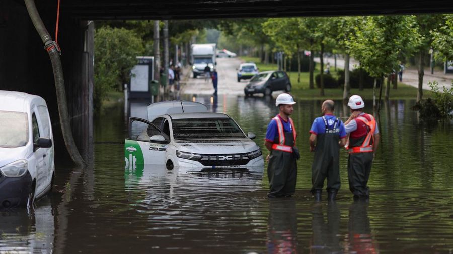 Para pekerja menyaksikan air hujan dipompa keluar dari terowongan kereta api yang tergenang banjir di bagian utara Bukares, Rumania, 1 Juli 2026. (Inquam Photos/Octav Ganea via REUTERS)