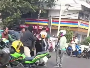 Senggolan di Jalan Picu Pemotor Bawa Anak Dipukul Pengemudi Ninja di Tebet