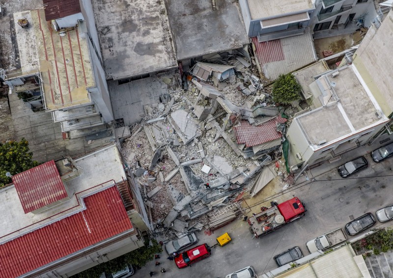 Petugas darurat bekerja pada lokasi runtuhnya bangunan apartemen di lingkungan Petralona, ​​Athena, Yunani, Selasa (30/6/2026). (REUTERS/Louisa Gouliamaki)