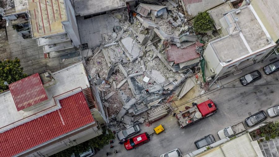 Petugas darurat bekerja pada lokasi runtuhnya bangunan apartemen di lingkungan Petralona, ​​Athena, Yunani, Selasa (30/6/2026). (Stringer/Eurokinissi via REUTERS)