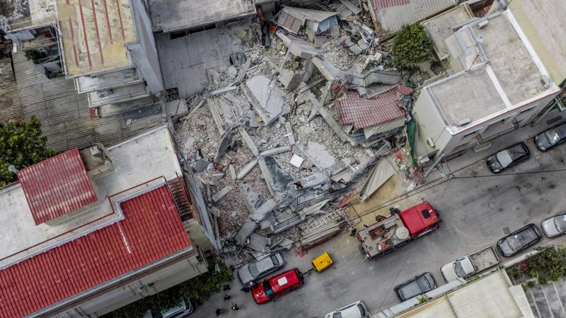 Petugas darurat bekerja pada lokasi runtuhnya bangunan apartemen di lingkungan Petralona, ​​Athena, Yunani, Selasa (30/6/2026). (Stringer/Eurokinissi via REUTERS)