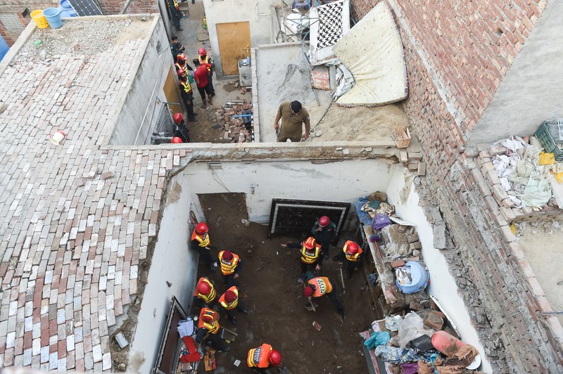 Kerabat dari anak-anak yang dilaporkan meninggal setelah atap pusat bimbingan belajar runtuh, berduka di Lahore, Pakistan, 30 Juni 2026. (REUTERS/Murtaza Ali)