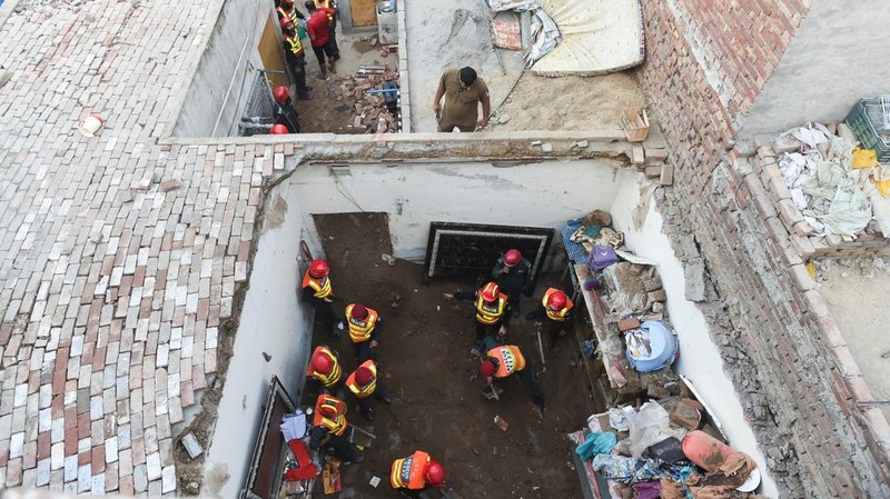 Petugas penyelamat bekerja di lokasi tempat anak-anak dilaporkan meninggal setelah atap pusat bimbingan belajar runtuh, di Lahore, Pakistan, 30 Juni 2026.