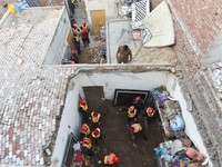 Petugas penyelamat bekerja di lokasi tempat anak-anak dilaporkan meninggal setelah atap pusat bimbingan belajar runtuh, di Lahore, Pakistan, 30 Juni 2026. (REUTERS/Murtaza Ali)