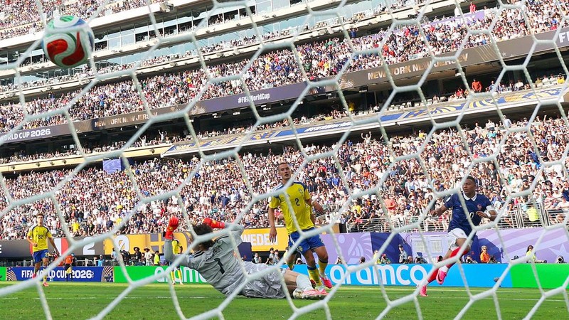 Prancis lolos ke babak 16 besar Piala Dunia 2026 usai menghajar Swedia dengan skor 3-0 di Stadion New York New Jersey, Selasa (30/6) atau Rabu (1/7) WIB. (REUTERS/John Sibley)