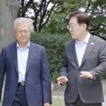 Presiden Lee Jae Myung (kanan) dan mantan Presiden Moon Jae-in menuju pertemuan makan siang di wisma Sangchunjae di dalam Cheong Wa Dae di Seoul pada hari Rabu (1/7/2026). (Instagram/2_jaemyung)