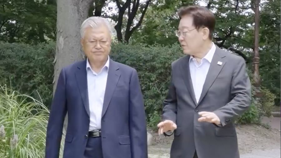 Presiden Lee Jae Myung (kanan) dan mantan Presiden Moon Jae-in menuju pertemuan makan siang di wisma Sangchunjae di dalam Cheong Wa Dae di Seoul pada hari Rabu (1/7/2026). (Instagram/2_jaemyung)
