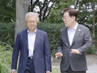 Presiden Lee Jae Myung (kanan) dan mantan Presiden Moon Jae-in menuju pertemuan makan siang di wisma Sangchunjae di dalam Cheong Wa Dae di Seoul pada hari Rabu (1/7/2026). (Instagram/2_jaemyung)