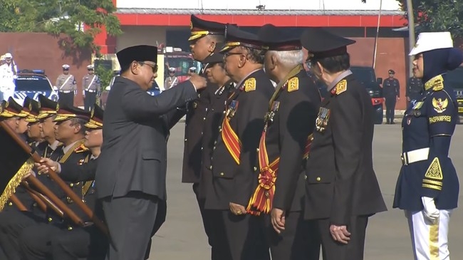 Prabowo Naikkan Pangkat Ajudan Bung Karno Jadi Komjen Polisi
