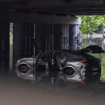 Sebuah mobil terjebak di tengah terowongan kereta api yang tergenang banjir di bagian utara Bukares, Rumania, 1 Juli 2026. (Inquam Photos/Octav Ganea via REUTERS)