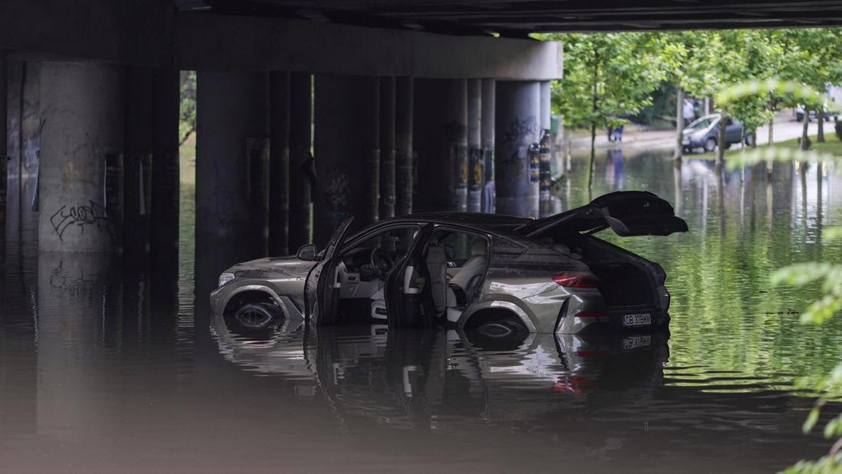 Negara Eropa Diterjang Badai, Mobil-Mobil Terendam