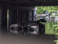 Sebuah mobil terjebak di tengah terowongan kereta api yang tergenang banjir di bagian utara Bukares, Rumania, 1 Juli 2026. (Inquam Photos/Octav Ganea via REUTERS)