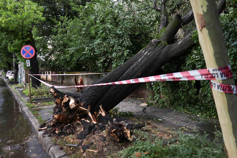 Para pekerja menyaksikan air hujan dipompa keluar dari terowongan kereta api yang tergenang banjir di bagian utara Bukares, Rumania, 1 Juli 2026. (Inquam Photos/Octav Ganea via REUTERS)