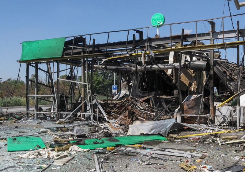 Sebuah SPBU yang terkena serangan pesawat tak berawak Rusia, di tengah serangan Rusia terhadap Ukraina, di wilayah Dnipropetrovsk, Ukraina, 1 Juli 2026. (REUTERS/Stringer)