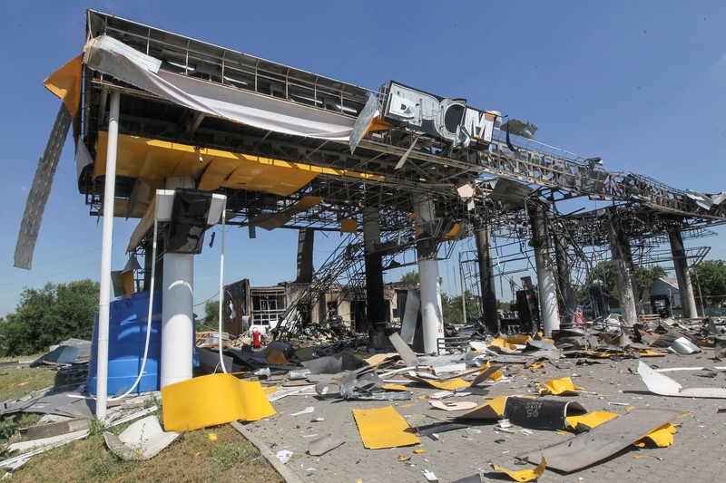 Sebuah SPBU yang terkena serangan pesawat tak berawak Rusia, di tengah serangan Rusia terhadap Ukraina, di wilayah Dnipropetrovsk, Ukraina, 1 Juli 2026. (REUTERS/Stringer)