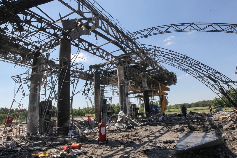 Sebuah SPBU yang terkena serangan pesawat tak berawak Rusia, di tengah serangan Rusia terhadap Ukraina, di wilayah Dnipropetrovsk, Ukraina, 1 Juli 2026. (REUTERS/Stringer)