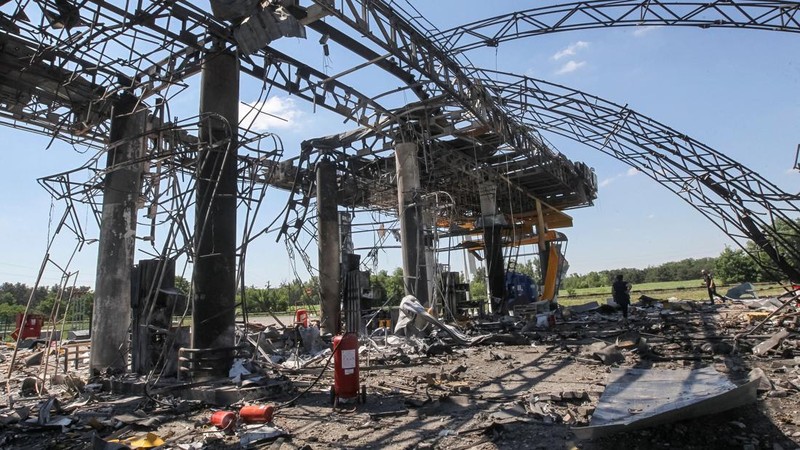 Sebuah SPBU yang terkena serangan pesawat tak berawak Rusia, di tengah serangan Rusia terhadap Ukraina, di wilayah Dnipropetrovsk, Ukraina, 1 Juli 2026.