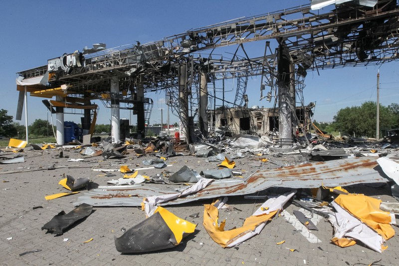 Sebuah SPBU yang terkena serangan pesawat tak berawak Rusia, di tengah serangan Rusia terhadap Ukraina, di wilayah Dnipropetrovsk, Ukraina, 1 Juli 2026. (REUTERS/Stringer)
