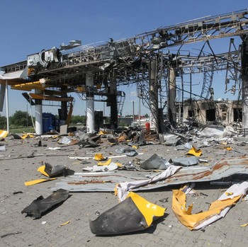 Sebuah SPBU yang terkena serangan pesawat tak berawak Rusia, di tengah serangan Rusia terhadap Ukraina, di wilayah Dnipropetrovsk, Ukraina, 1 Juli 2026. (REUTERS/Stringer)