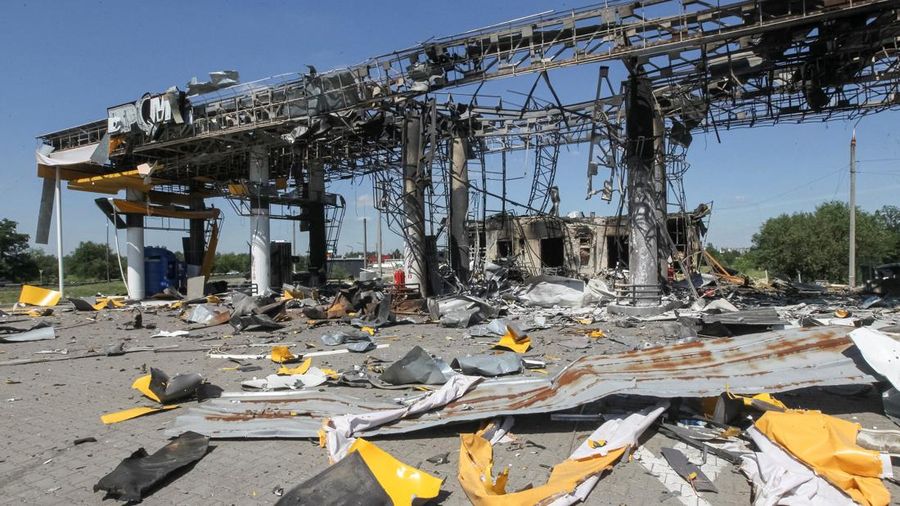 Sebuah SPBU yang terkena serangan pesawat tak berawak Rusia, di tengah serangan Rusia terhadap Ukraina, di wilayah Dnipropetrovsk, Ukraina, 1 Juli 2026. (REUTERS/Stringer)