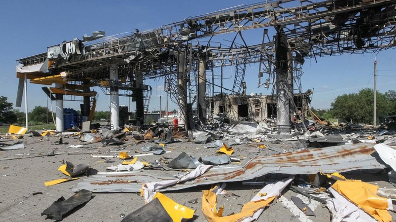 Sebuah SPBU yang terkena serangan pesawat tak berawak Rusia, di tengah serangan Rusia terhadap Ukraina, di wilayah Dnipropetrovsk, Ukraina, 1 Juli 2026. (REUTERS/Stringer)