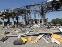 Sebuah SPBU yang terkena serangan pesawat tak berawak Rusia, di tengah serangan Rusia terhadap Ukraina, di wilayah Dnipropetrovsk, Ukraina, 1 Juli 2026. (REUTERS/Stringer)