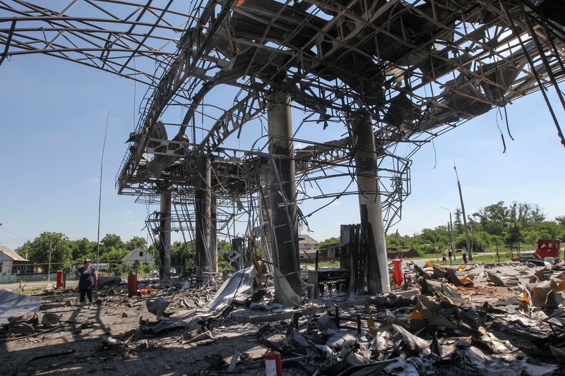 Sebuah SPBU yang terkena serangan pesawat tak berawak Rusia, di tengah serangan Rusia terhadap Ukraina, di wilayah Dnipropetrovsk, Ukraina, 1 Juli 2026. (REUTERS/Stringer)